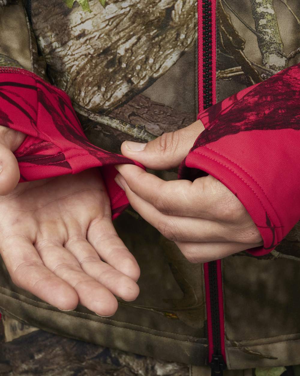 Mossy Oak Break Up Country Mossy Oak Red coloured Harkila Moose Hunter 2.0 WSP Jacket on white background 