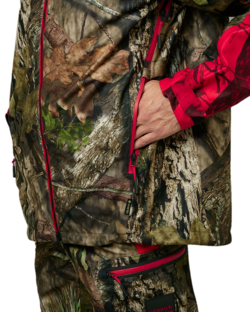 Mossy Oak Break-Up Country Mossy Oak Red Coloured Harkila Moose Hunter 2.0 GTX Jacket on white background 