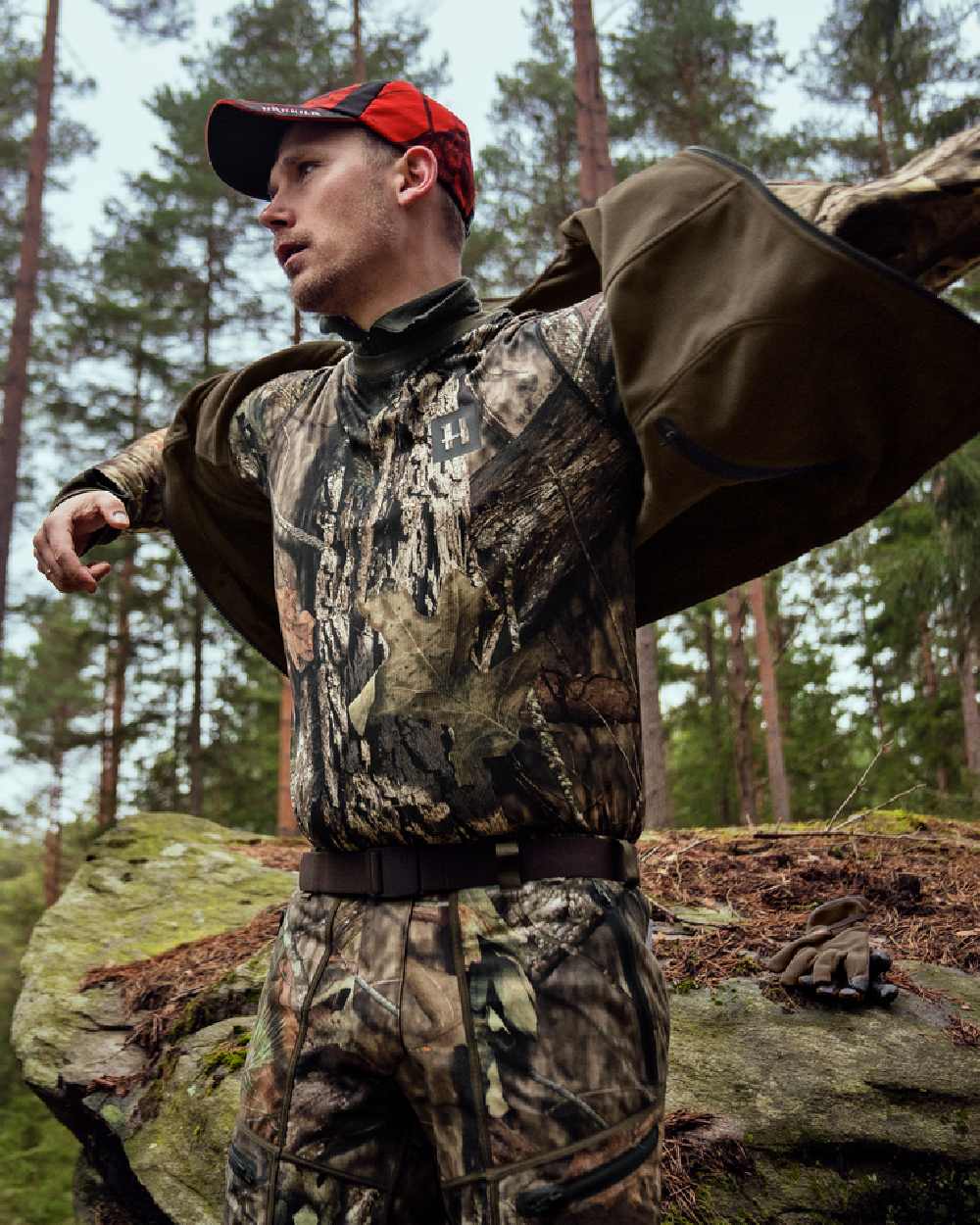 Mossy Oak Break-Up Country Coloured Harkila Moose Hunter 2.0 T-Shirt on forest background 