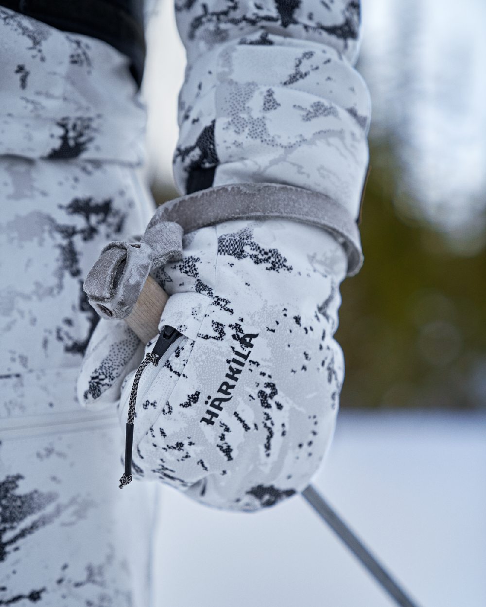 AXIS Snow Coloured Harkila Winter Active WSP Insulated Mittens on blurry background 