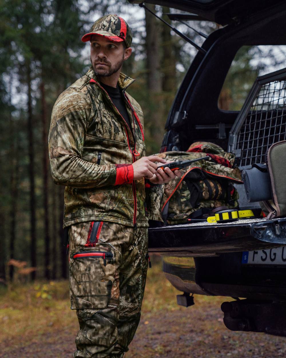 MossyOak Break-Up Country MoassyOakRed colour Harkila Moose Hunter 2.0 Fleece Jacket on blurry background 