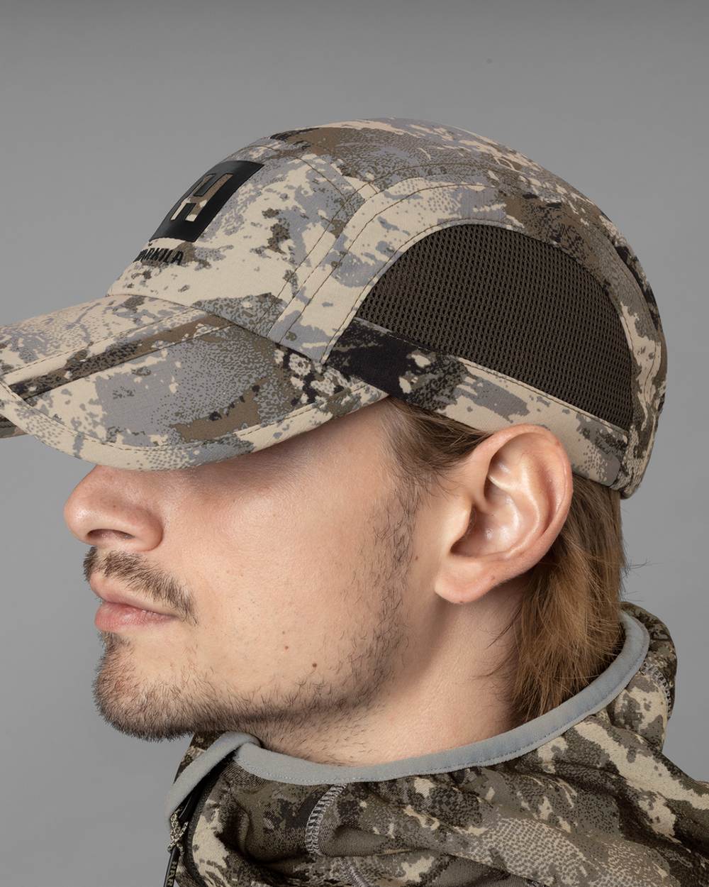 AXIS Mountain coloured Harkila Mountain Hunter Expedition Foldable Cap on grey background