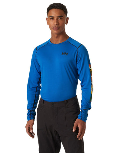 Cobalt 2 Apres Print Coloured Helly Hansen Mens Lifa Active Crew Base Layer on white background 