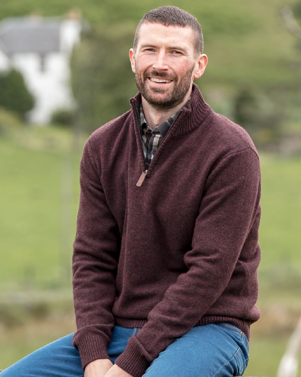 Redwood Coloured Hoggs of Fife Lothian II Quarter Zip Pullover on blurry background 