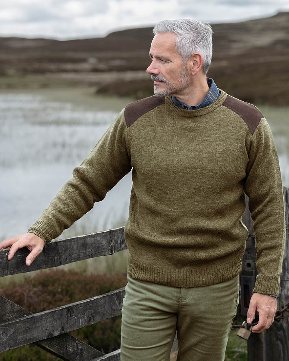 Meadow Green coloured Hoggs of Fife Melrose II Crew Pullover on pond background 