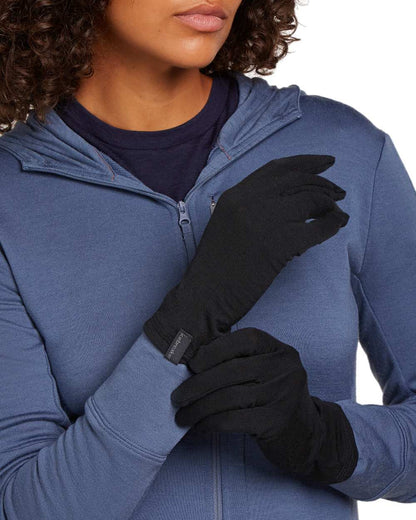 Black Coloured Icebreaker 200 Oasis Glove Liners on white background 