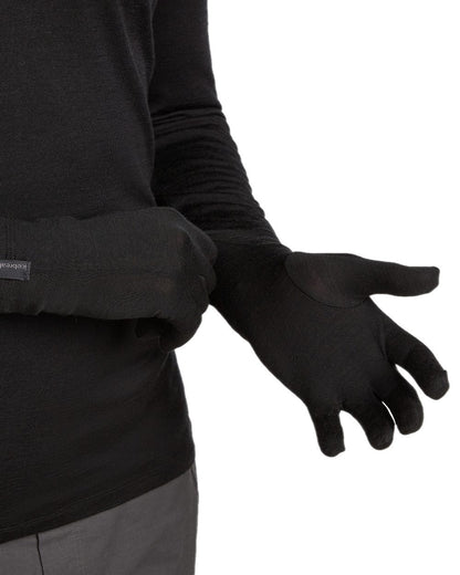 Black Coloured Icebreaker 200 Oasis Glove Liners on white background 