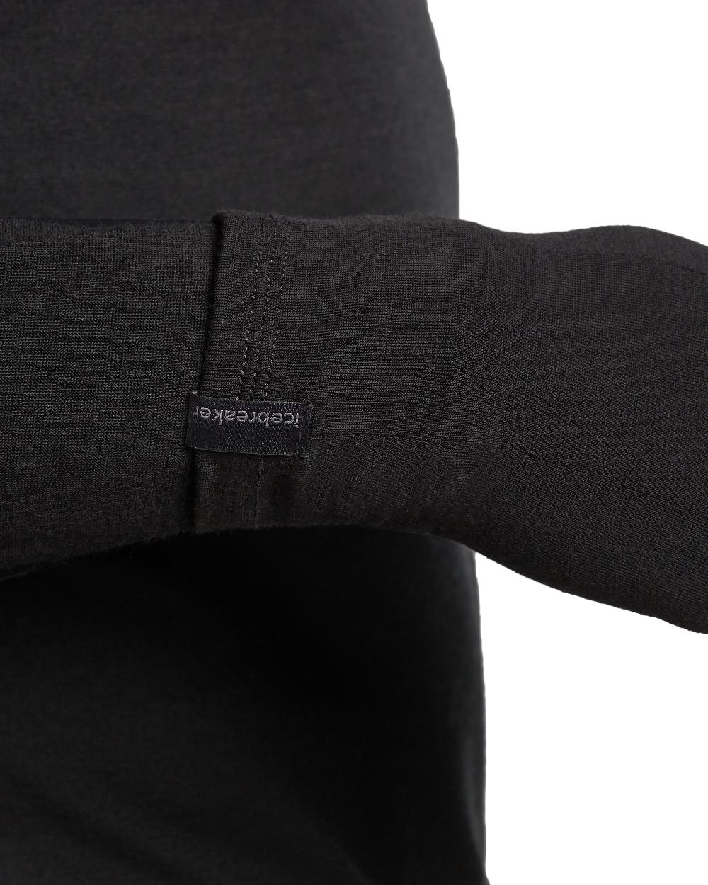 Black Coloured Icebreaker 200 Oasis Glove Liners on white background 