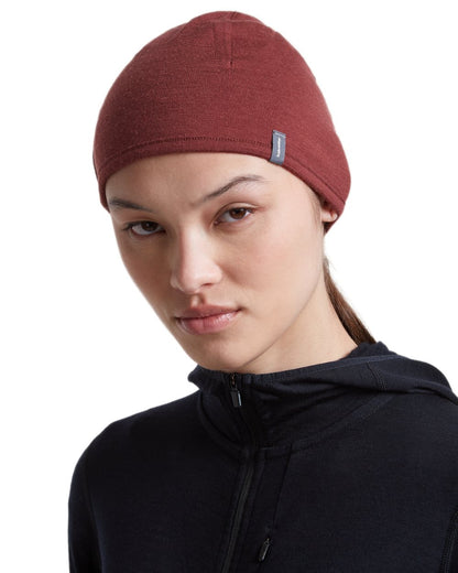 Agate Port coloured Icebreaker 200 Oasis Reversible Beanie on white background 