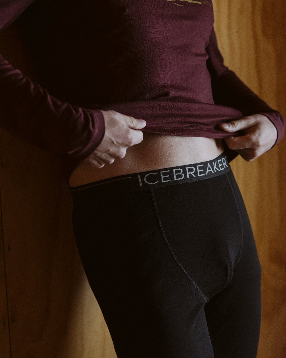 Black Coloured Icebreaker Mens Merino 200 Oasis Thermal Leggings on cabin background 