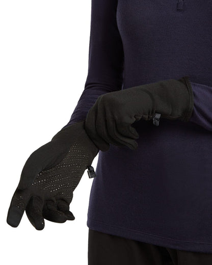 Black coloured Icebreaker Merino 260 Quantum Gloves on white background 