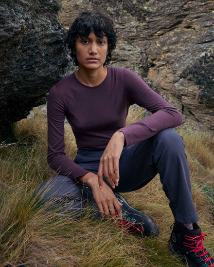 Java Coloured Icebreaker Womens Merino 200 Oasis Crewe Thermal Top on mountain background 