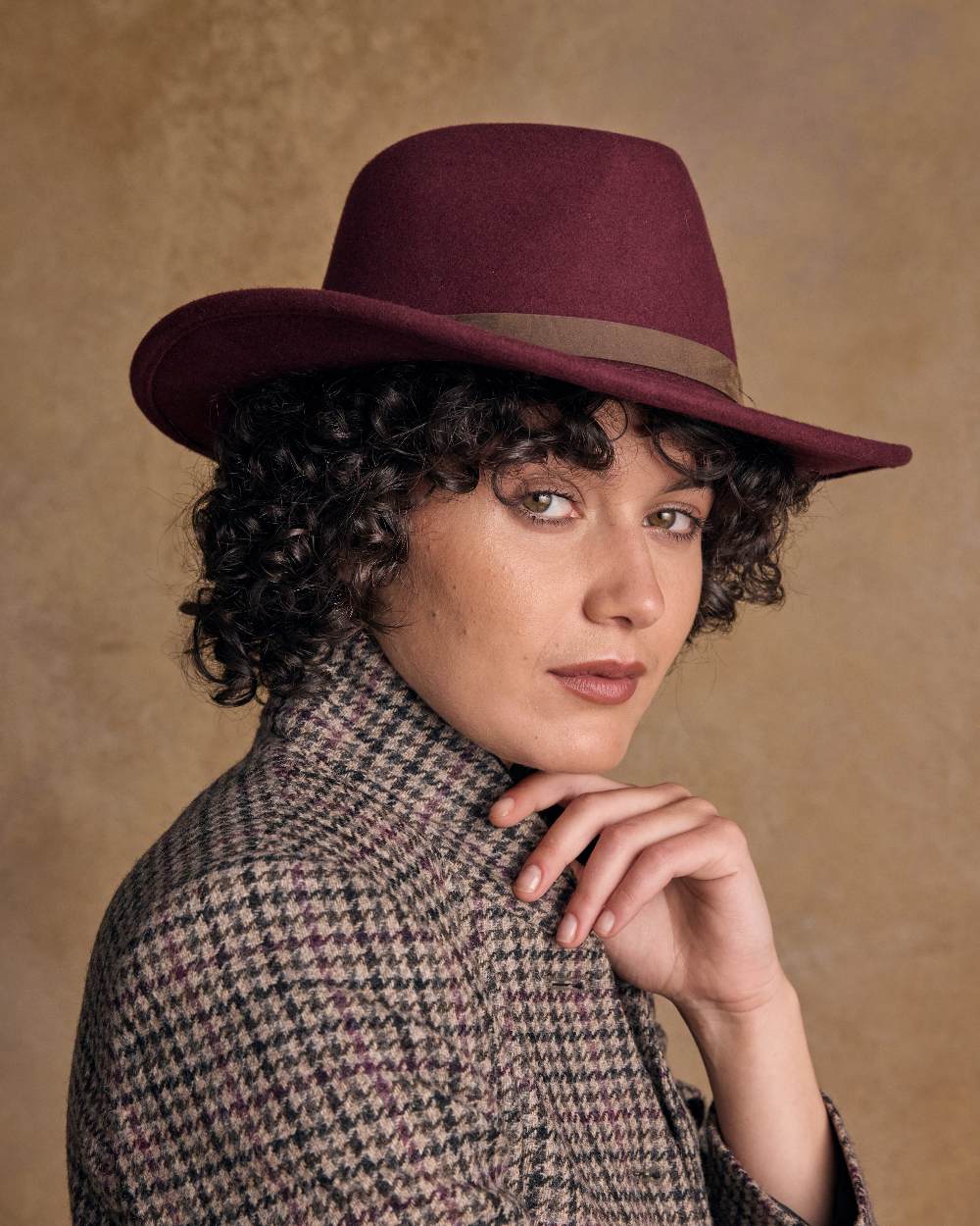 Burgundy Coloured Jack Murphy Boston Crushable Felt Hat on indoor background 