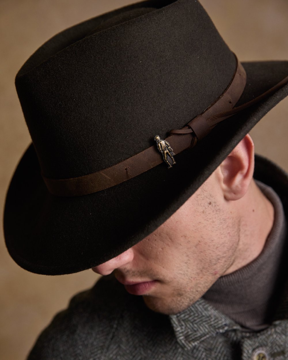 Olive Coloured Jack Murphy Boston Crushable Felt Hat on indoor background 