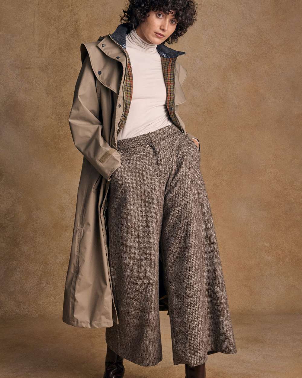 Chinchilla Coloured Jack Murphy Malvern Ladies Waterproof Bush Coat on indoor background 