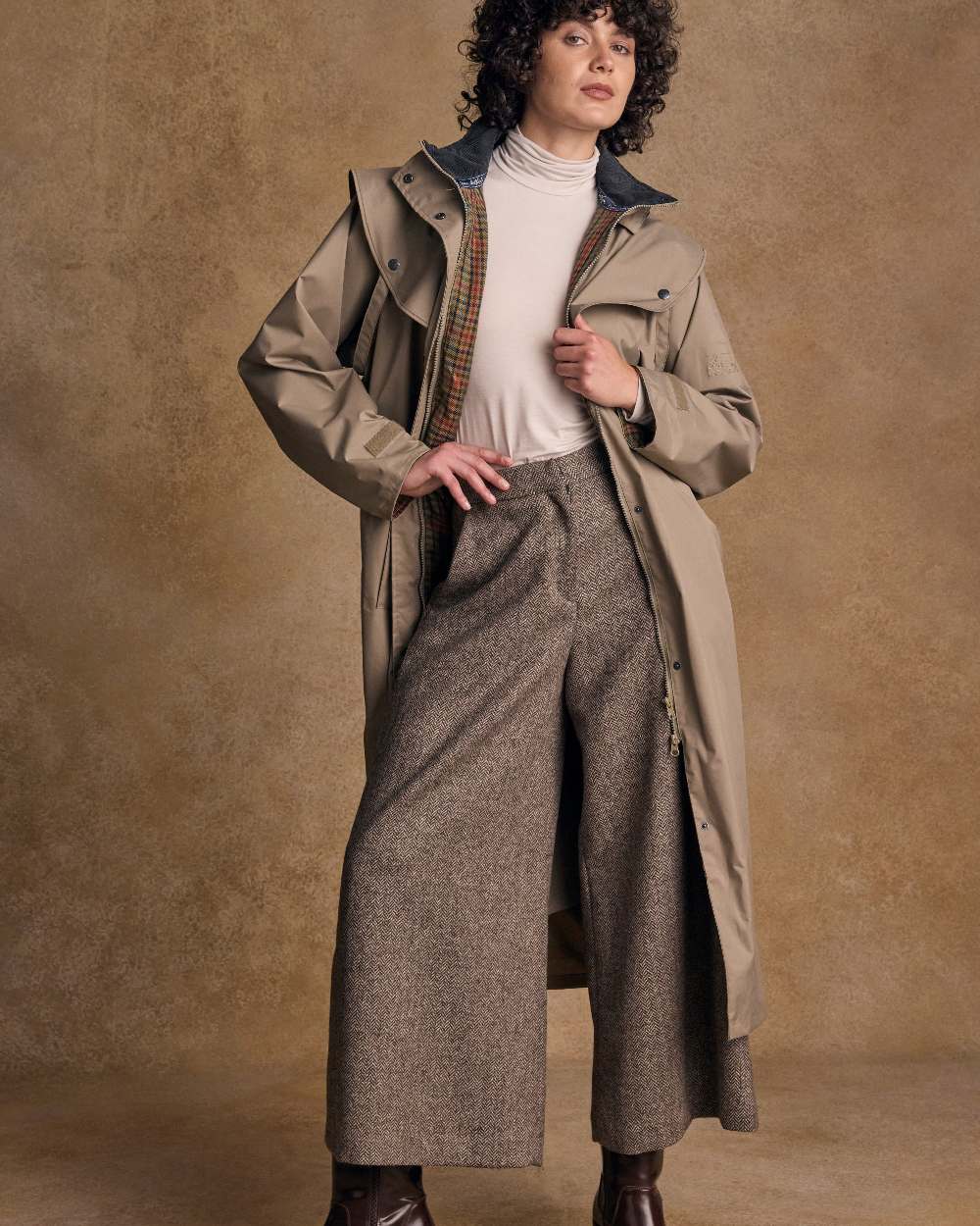 Chinchilla Coloured Jack Murphy Malvern Ladies Waterproof Bush Coat on indoor background 
