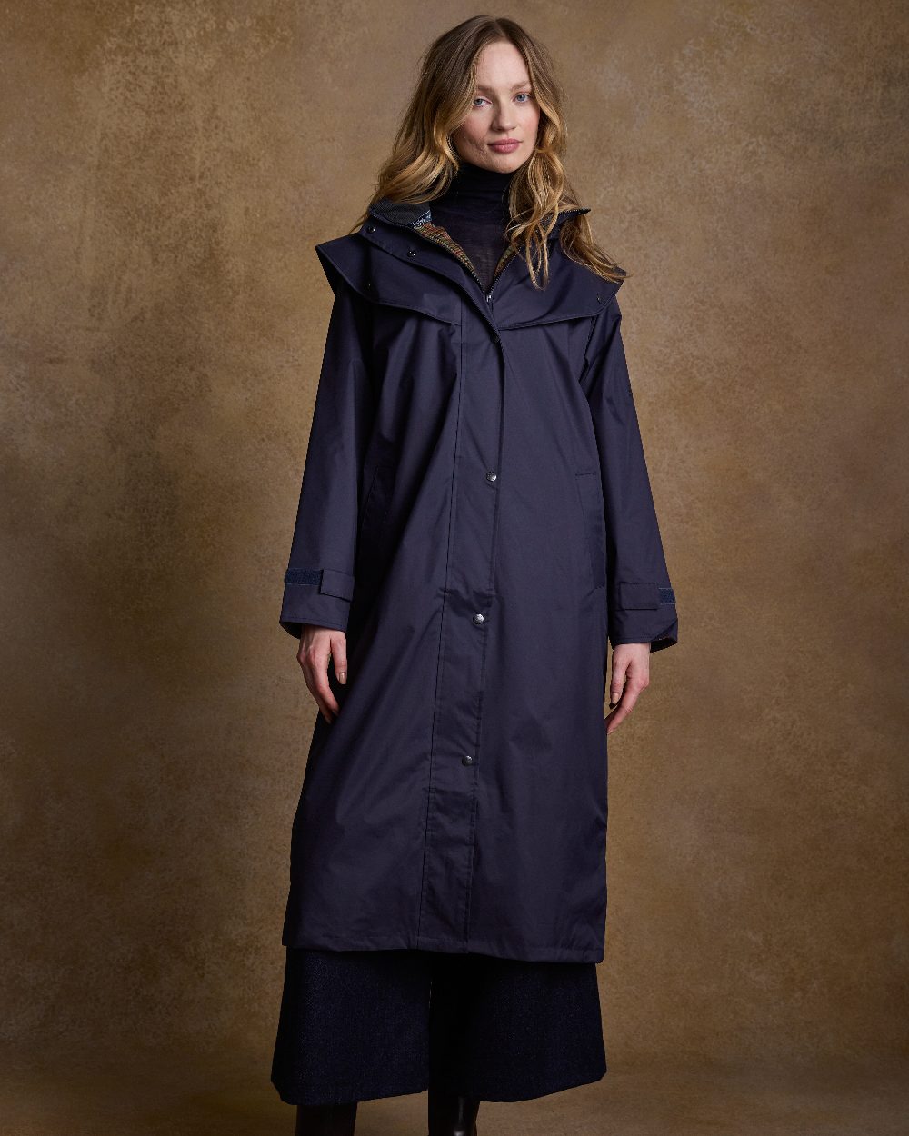Heritage Navy Coloured Jack Murphy Malvern Ladies Waterproof Bush Coat on indoor background 