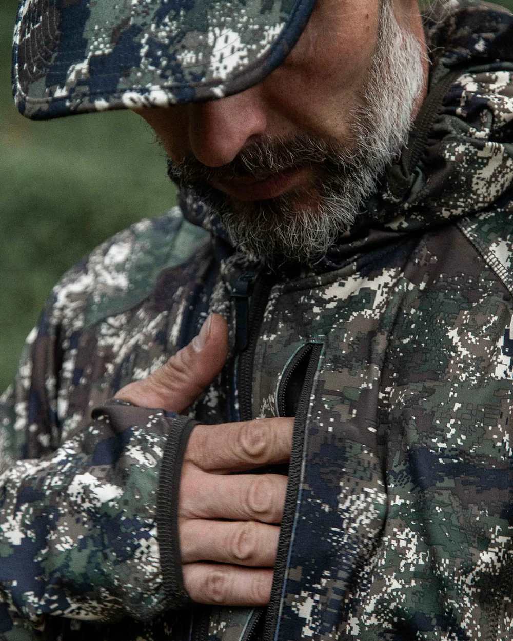 Camo coloured Northern Hunting Mens Alvar Lightweight Hunting Jacket on forest background 