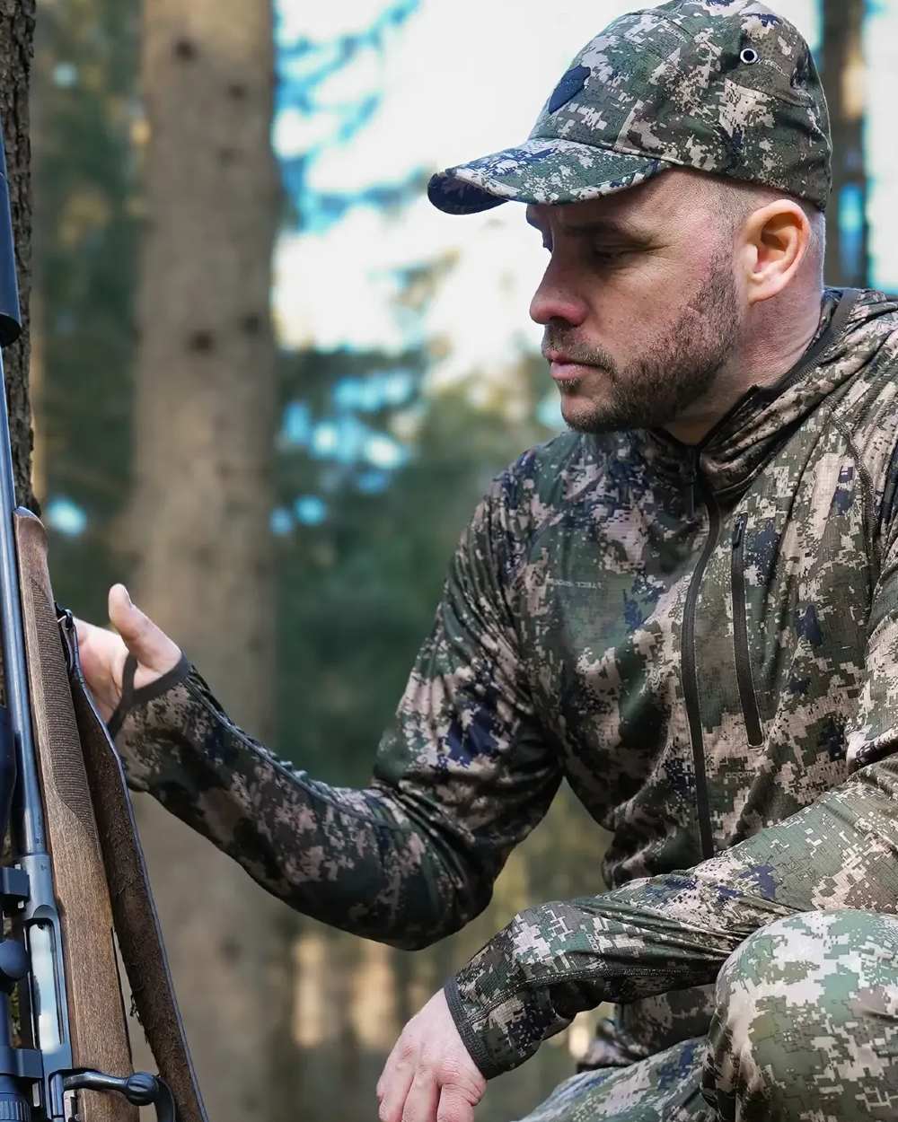 Camo coloured Northern Hunting Mens Arild Tanatex Ultra Lightweight Hunting Jacket on forest background 
