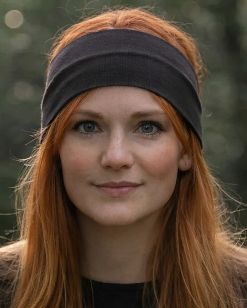 Dark Green coloured Northern Hunting Norr Rak Merino Headband on forest background 