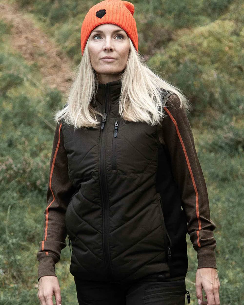 Dark Green coloured Northern Hunting Reidar Heat Vest on forest background 