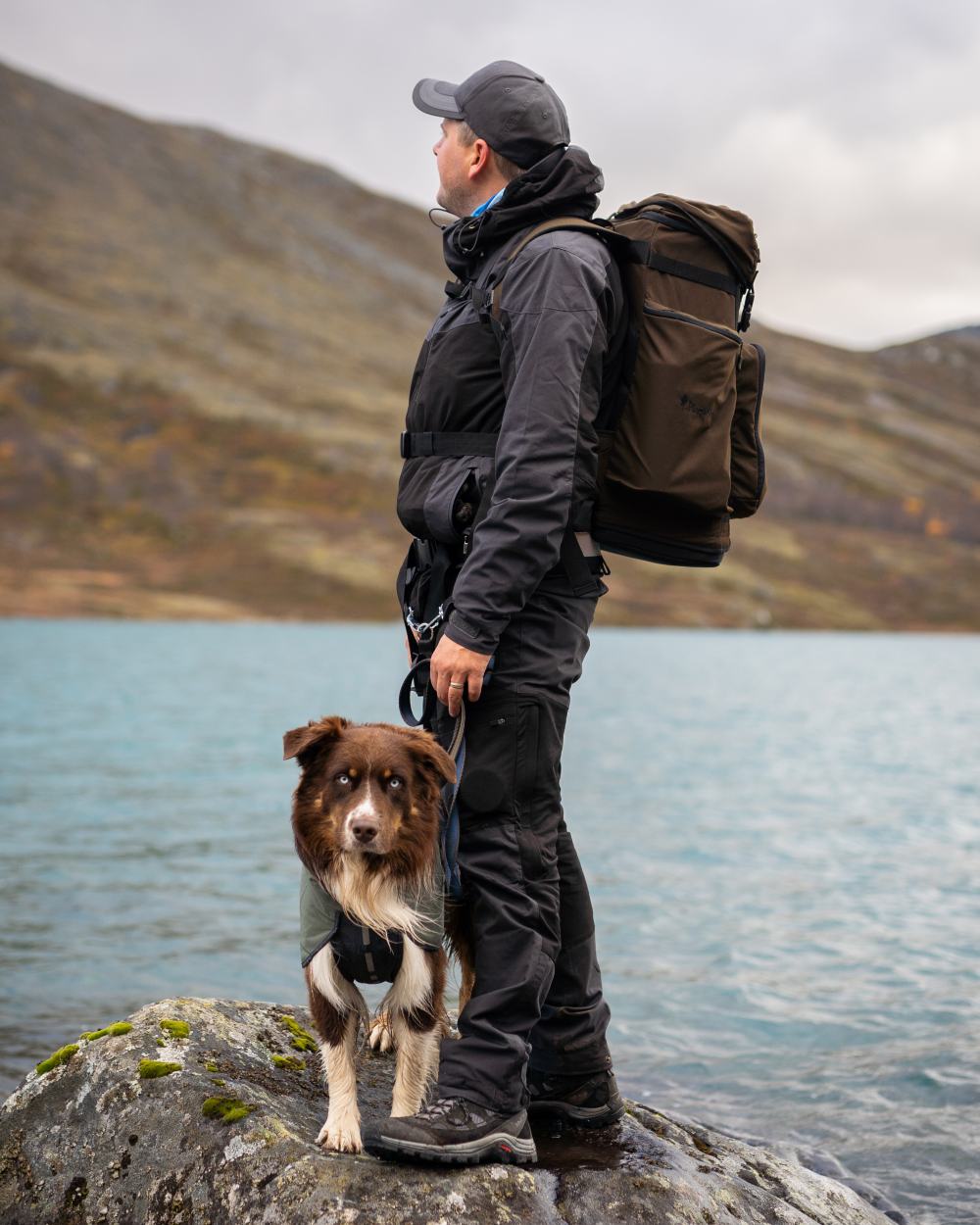 Black Dark Anthracite Coloured Pinewood Mens Finnveden Hybrid Extreme Jacket on forest background 
