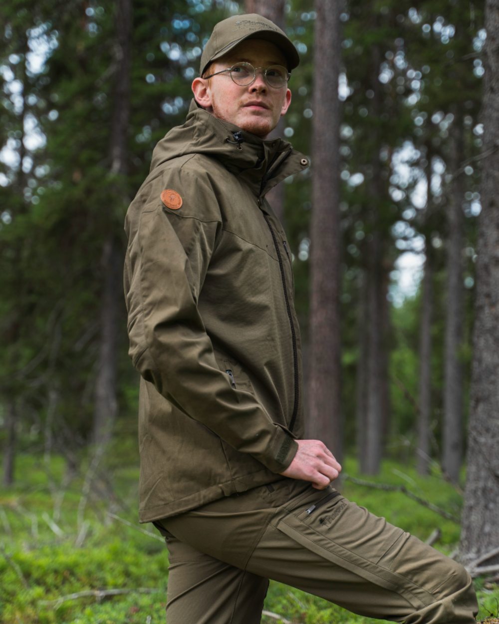 Hunting Olive Coloured Pinewood Mens Finnveden Hybrid Jacket on forest background 