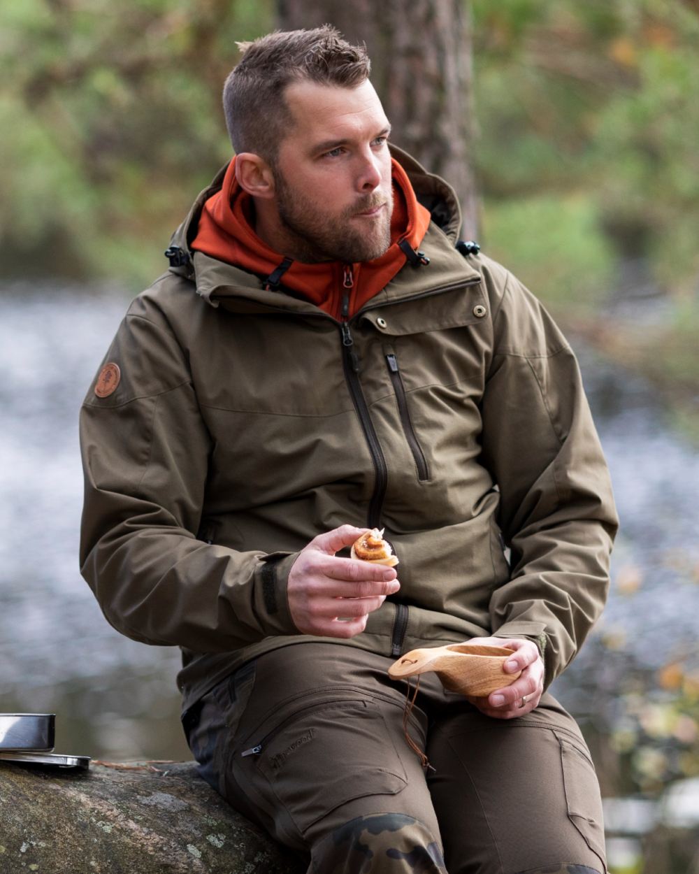 Hunting Olive Coloured Pinewood Mens Finnveden Hybrid Jacket on forest background 