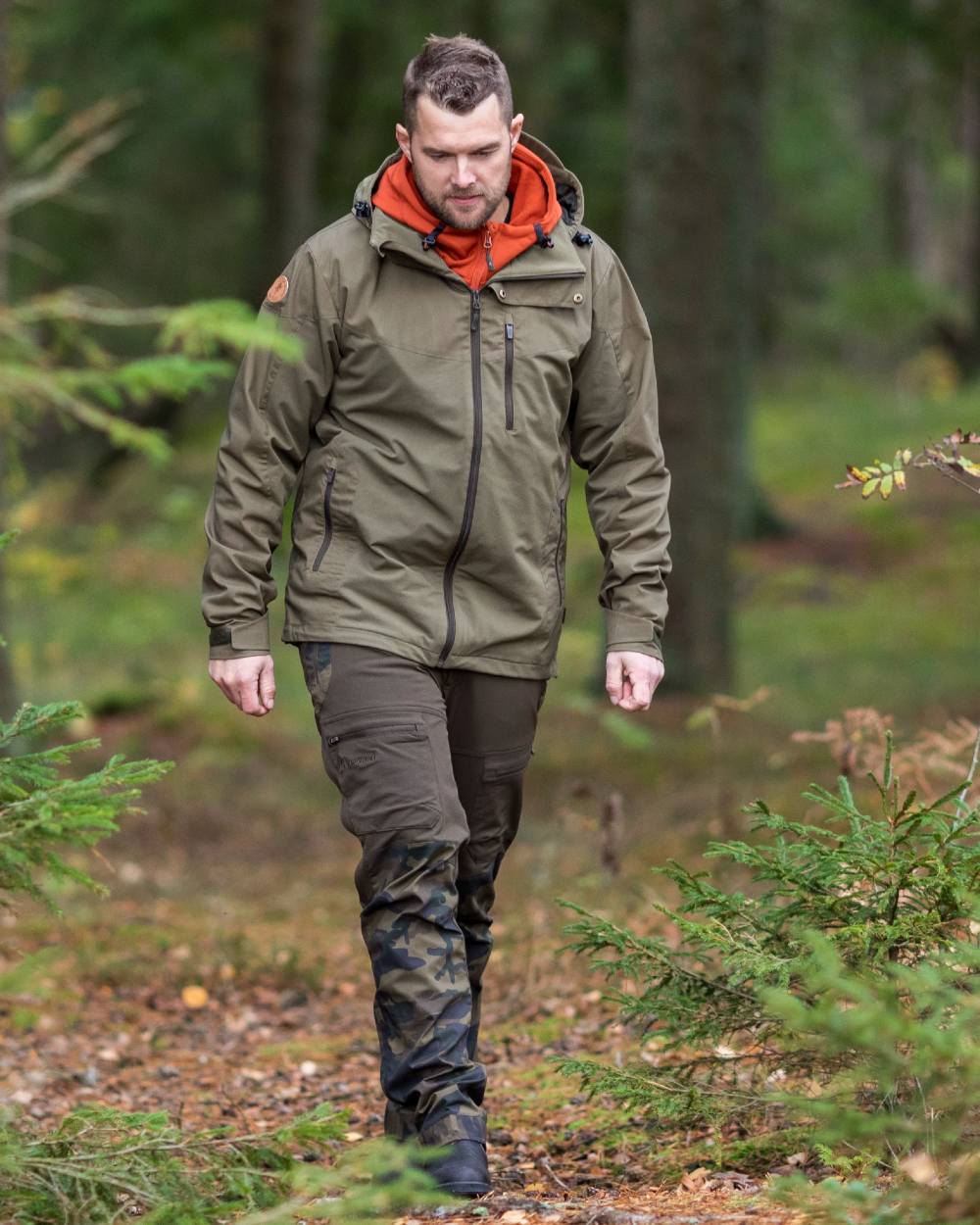 Hunting Olive Coloured Pinewood Mens Finnveden Hybrid Jacket on forest background 