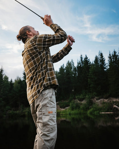Hunting Olive Khaki Coloured Pinewood Mens Harjedalen Shirt on outdoor background 