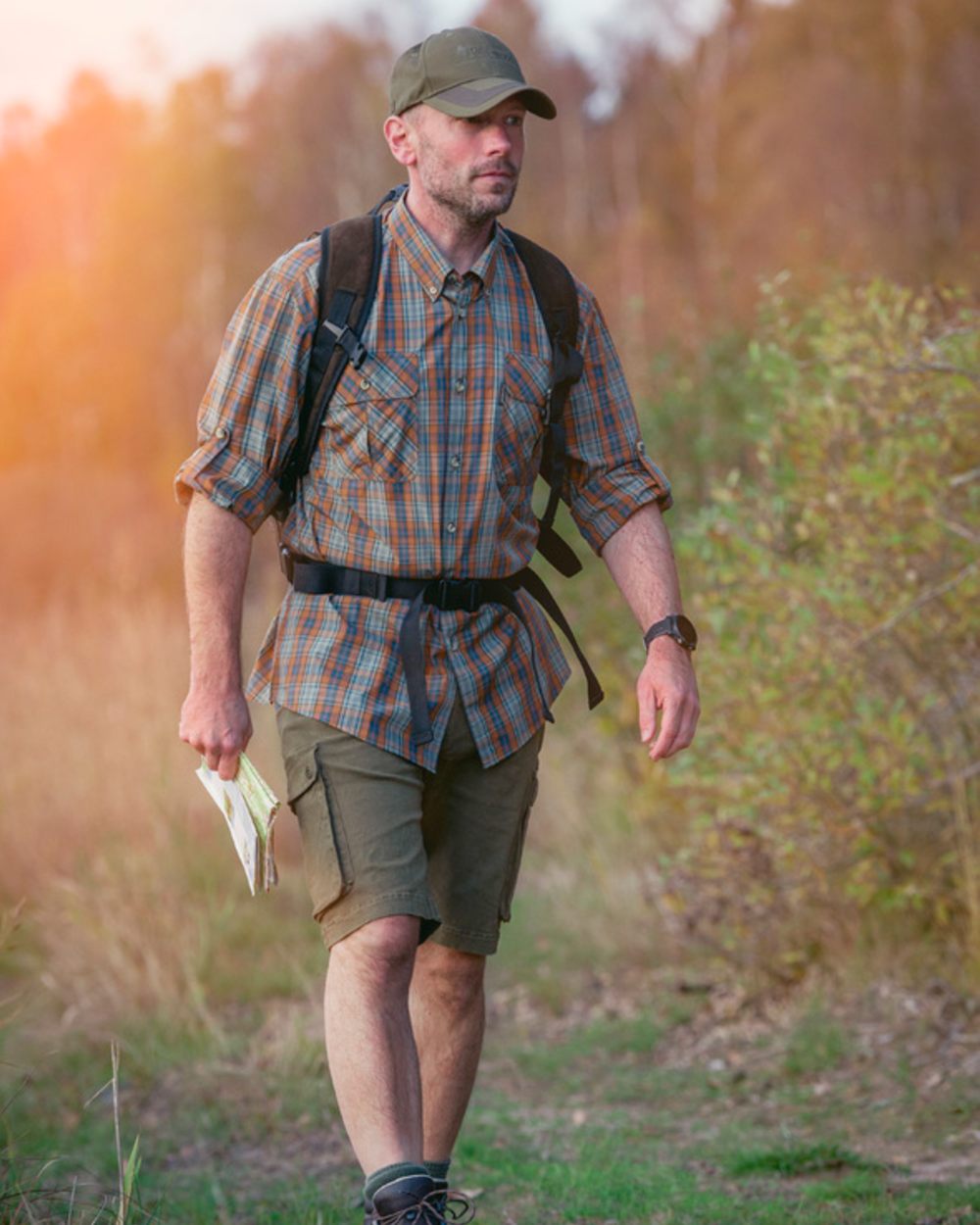 Hunting Olive Coloured Pinewood Mens Värnamo Serengeti Shorts on forest background 