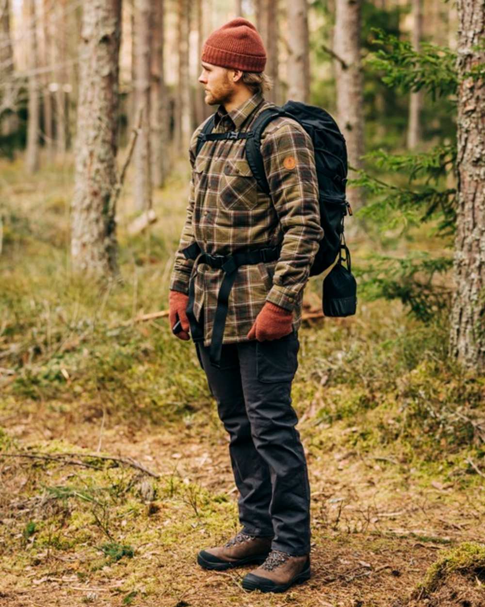 Dark Anthracite Coloured Pinewood Mens Värnamo Serengeti Trousers on outdoor background 