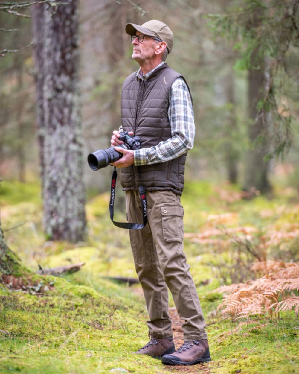Hunting Olive Coloured Pinewood Mens Värnamo Serengeti Trousers on outdoor background 