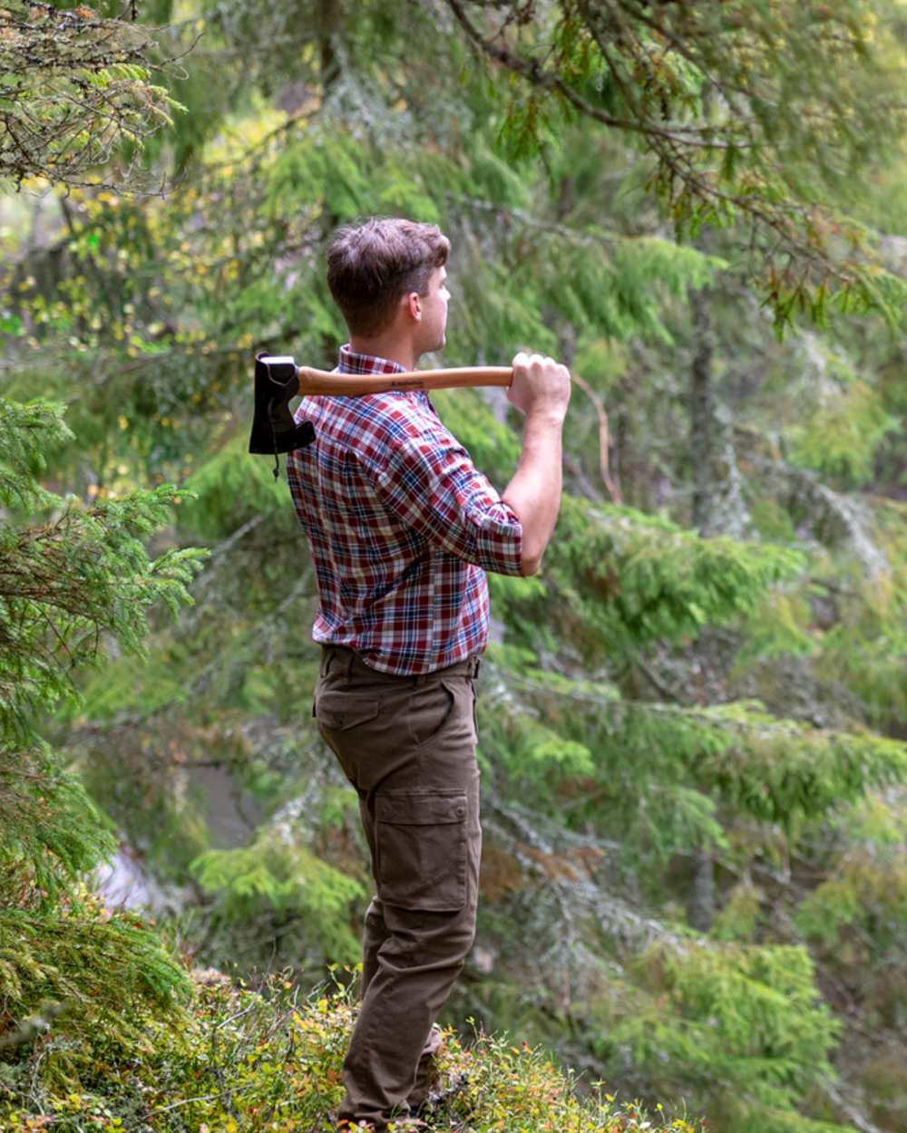 Hunting Olive Coloured Pinewood Mens Värnamo Serengeti Trousers on outdoor background 