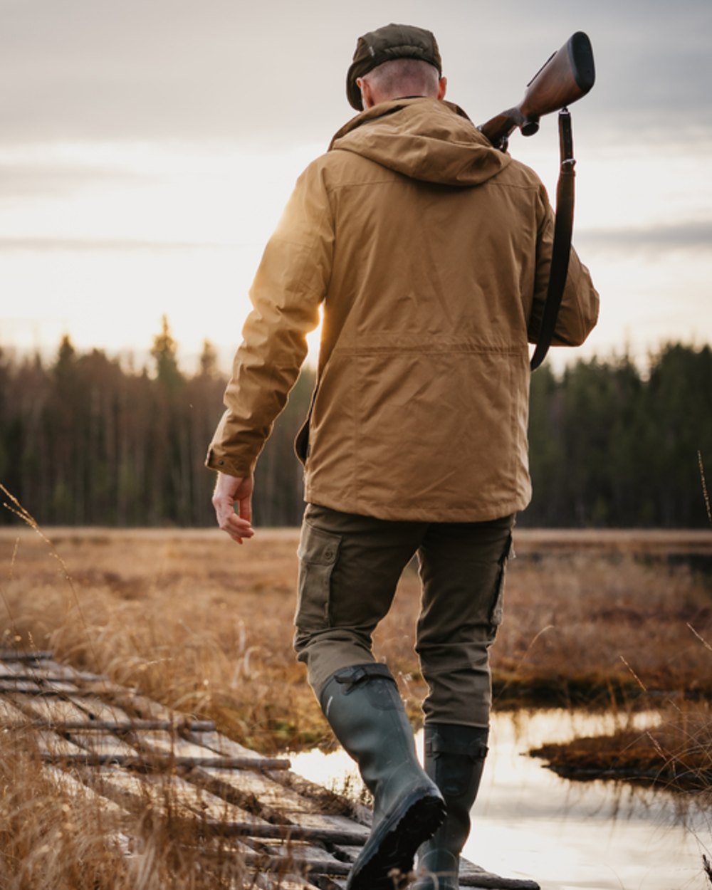 Hunting Olive Coloured Pinewood Mens Värnamo Serengeti Trousers on outdoor background 