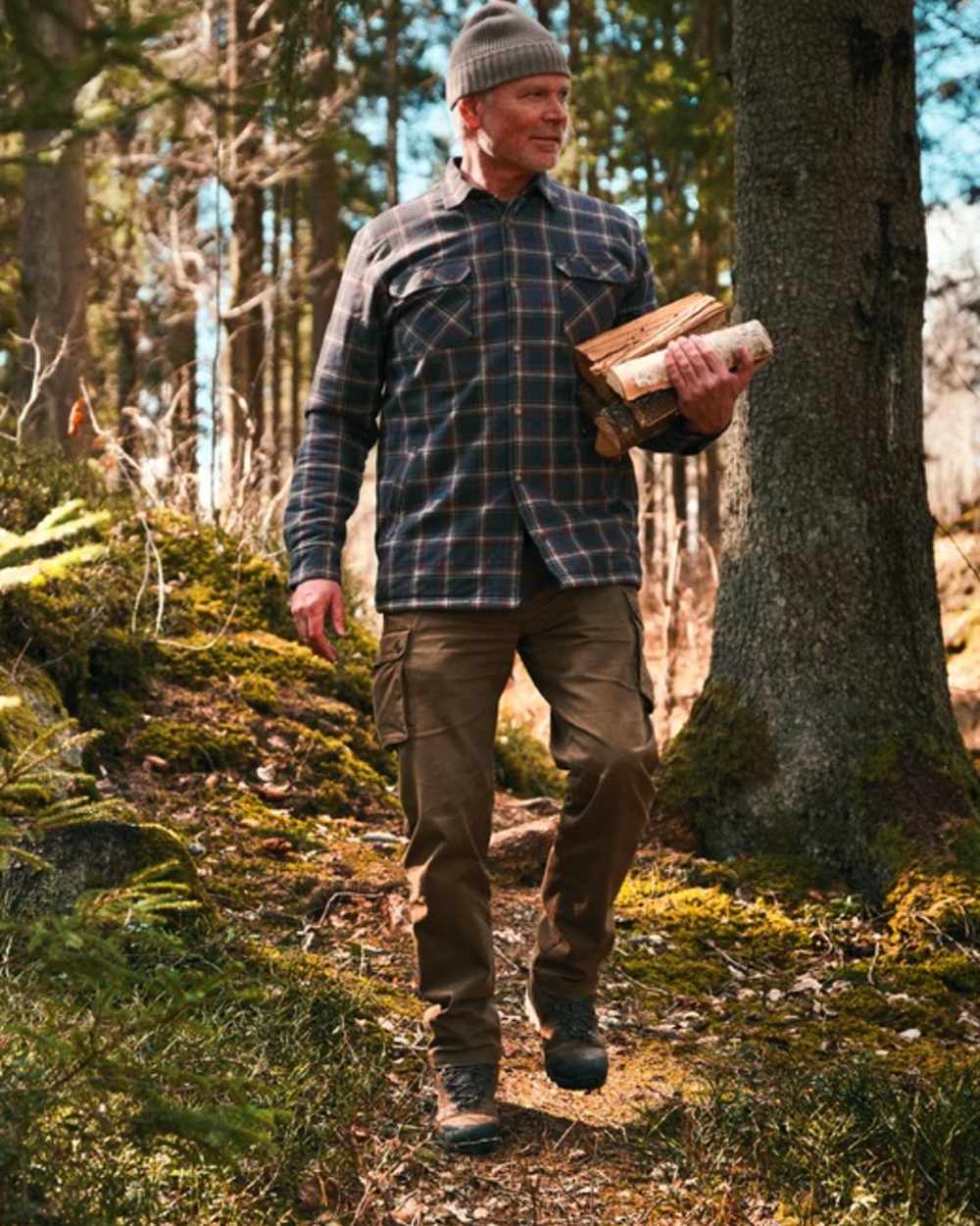 Hunting Olive Coloured Pinewood Mens Värnamo Serengeti Trousers on outdoor background 