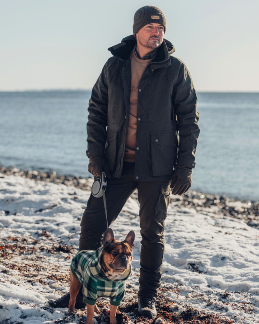 Moss Green Coloured Pinewood Mens Värnamo Serengeti Trousers on sea background 