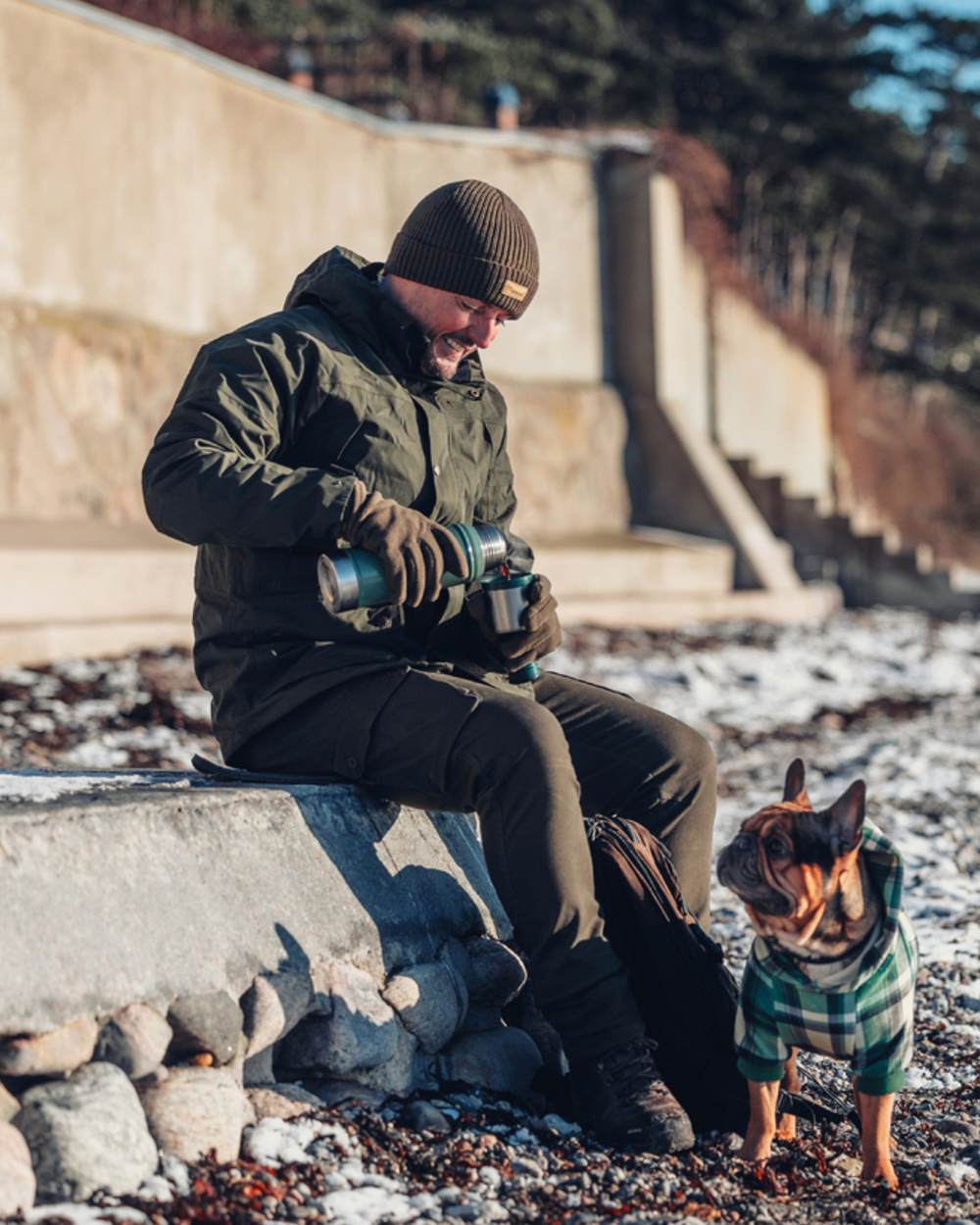 Moss Green Coloured Pinewood Mens Värnamo Serengeti Trousers on outdoor background 