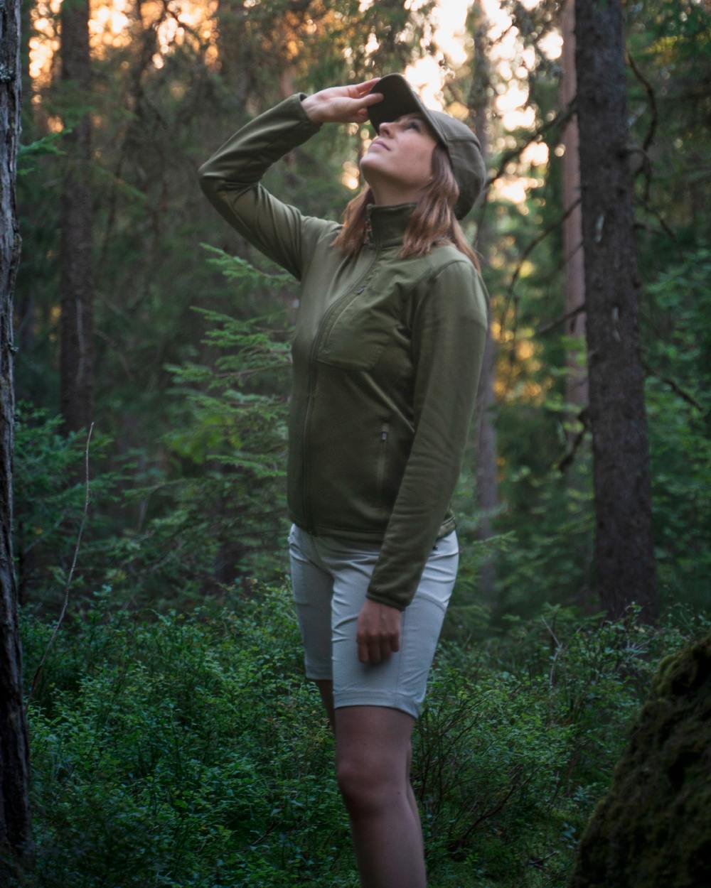 Leaf coloured Pinewood Womens Brenton Power Fleece Jacket on forest background 