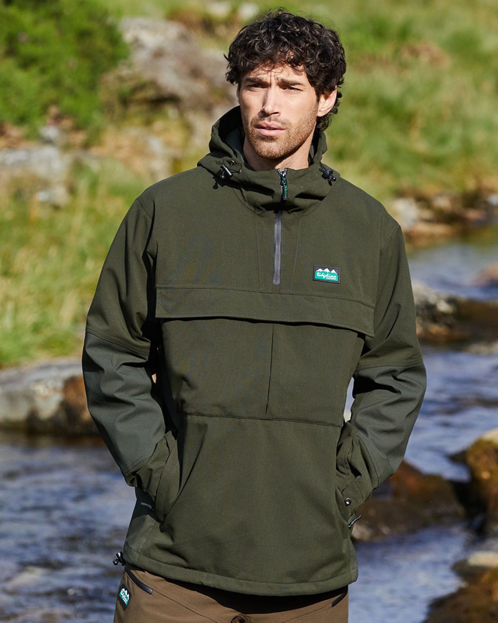 Deep Forest coloured Ridgeline Mens Cambrian Smock on lake background 
