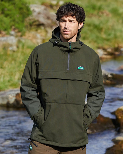 Deep Forest coloured Ridgeline Mens Cambrian Smock on lake background 
