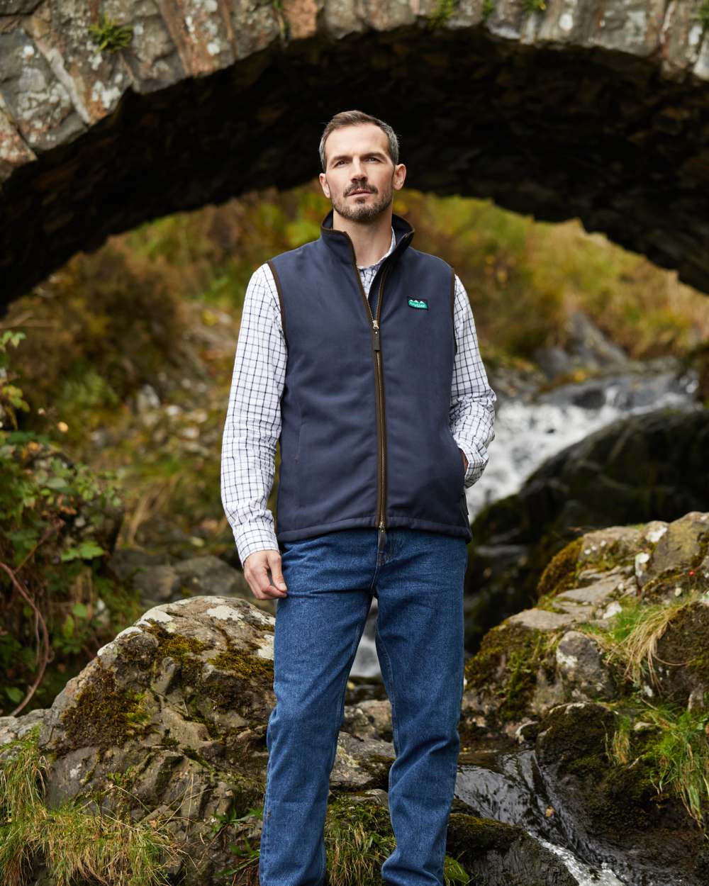 Navy coloured Ridgeline Mens Monarch Gilet on stream background 