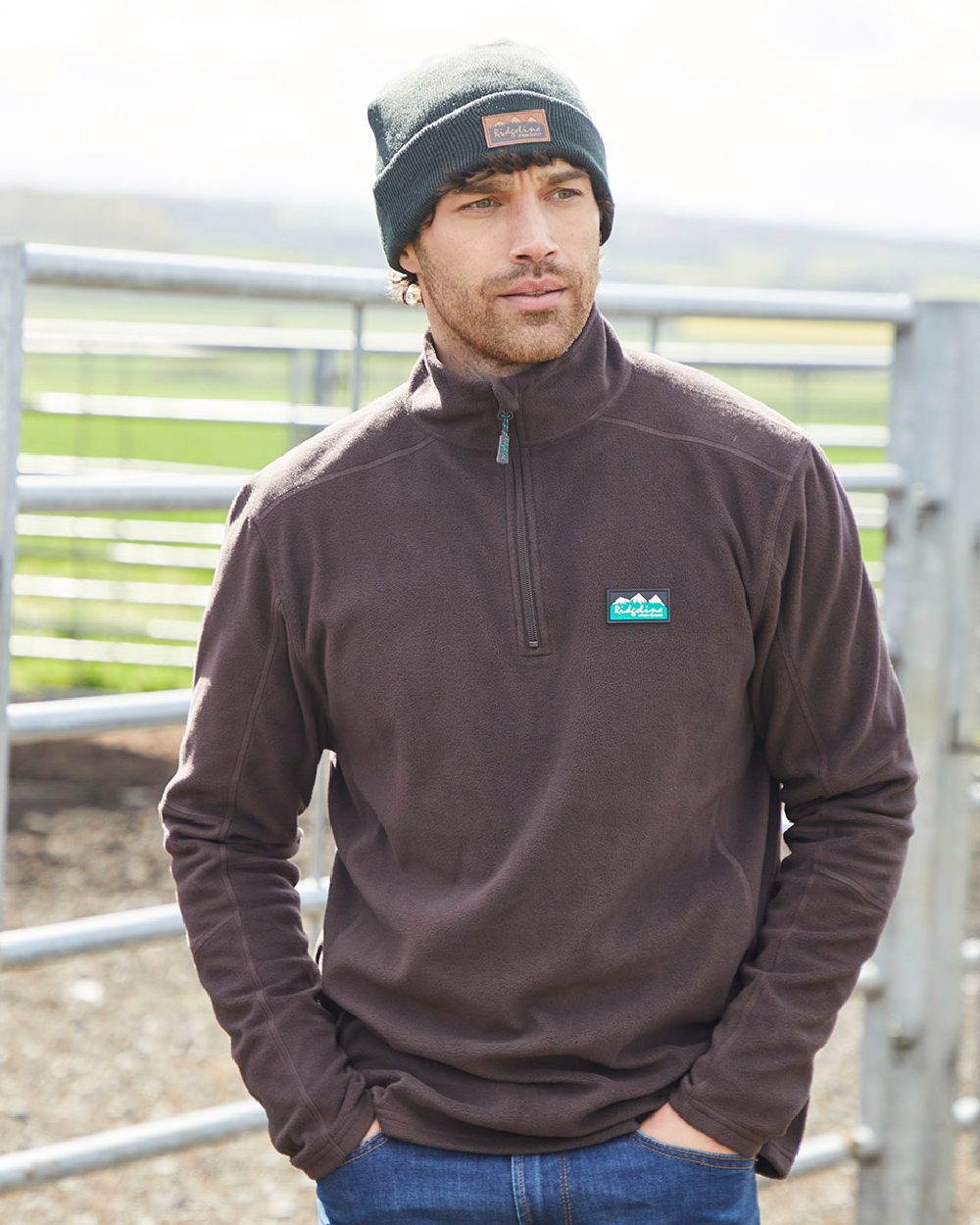 Deep Bark coloured Ridgeline Narvik Fleece on farm background 