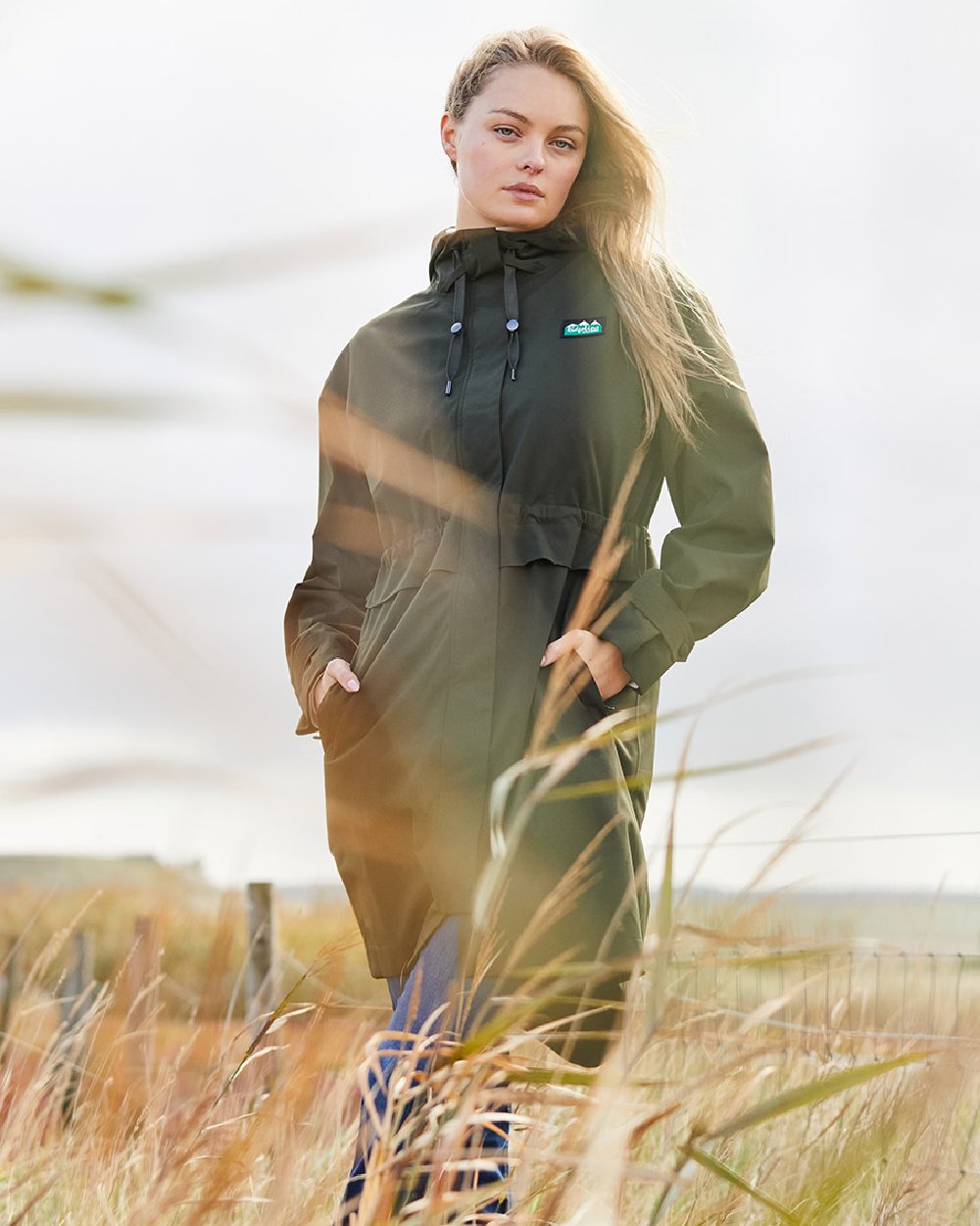 Deep Forest Coloured Ridgeline Womens Blakeney Parka on outdoor background 