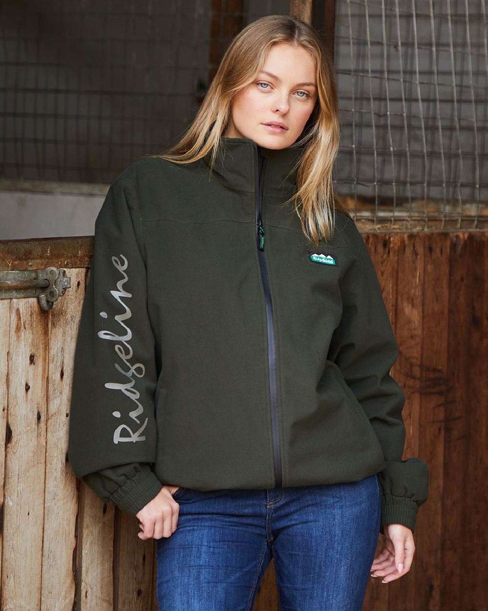 Deep Forest Coloured Ridgeline Womens Brumby Yard Jacket on barn background 