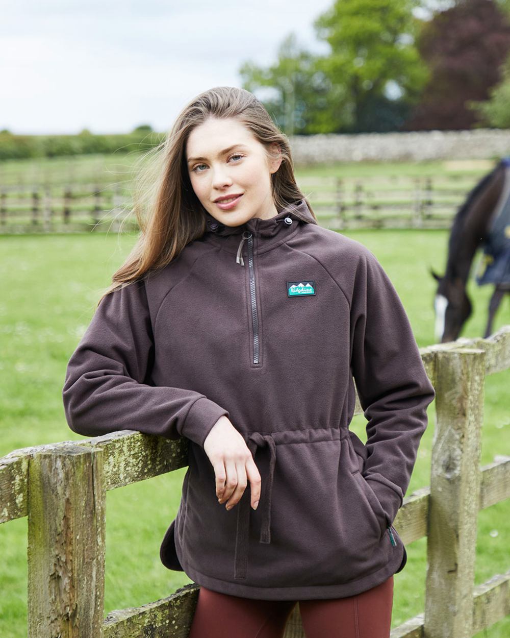 Deep Bark coloured Ridgeline Womens Malin Smock on field background 