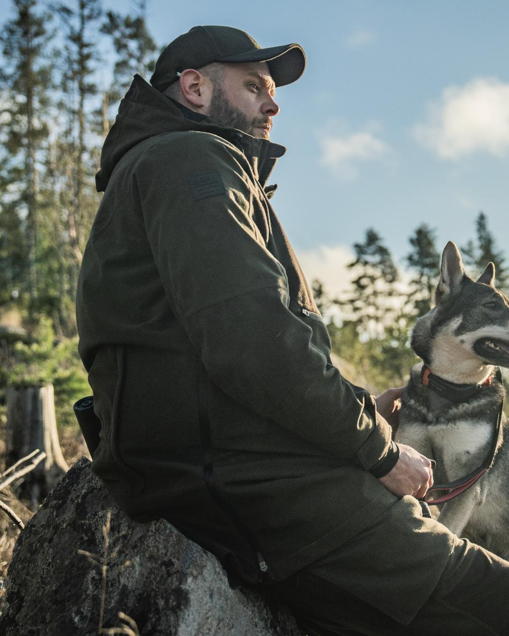 Pine Green coloured Seeland Mens Chaser BGH Smock on forest background 