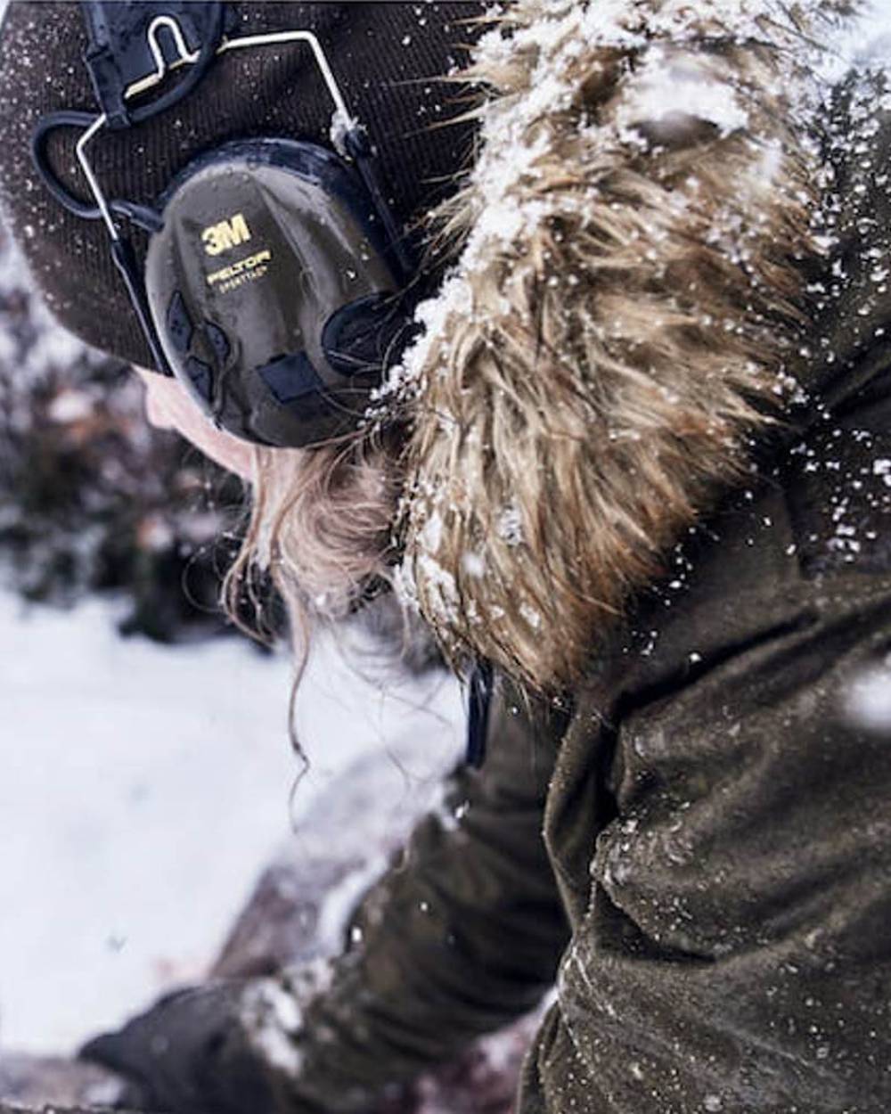 Pine Green coloured Seeland North Lady Jacket on snow backround 