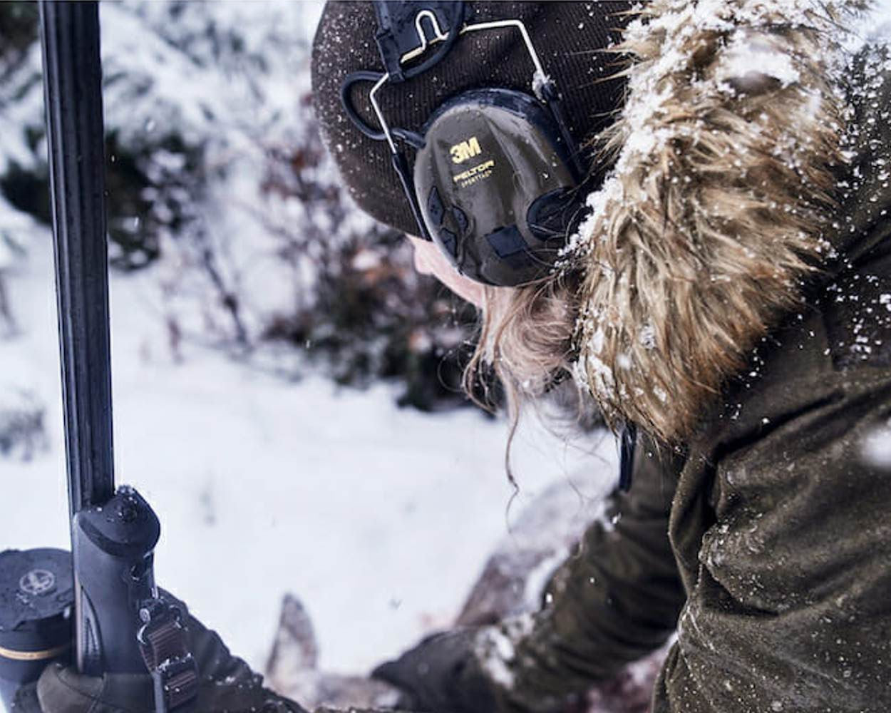 Pine Green coloured Seeland North Lady Jacket on snow backround 