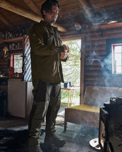 Pine Green coloured Seeland Vancouver Shirt on indoor background 
